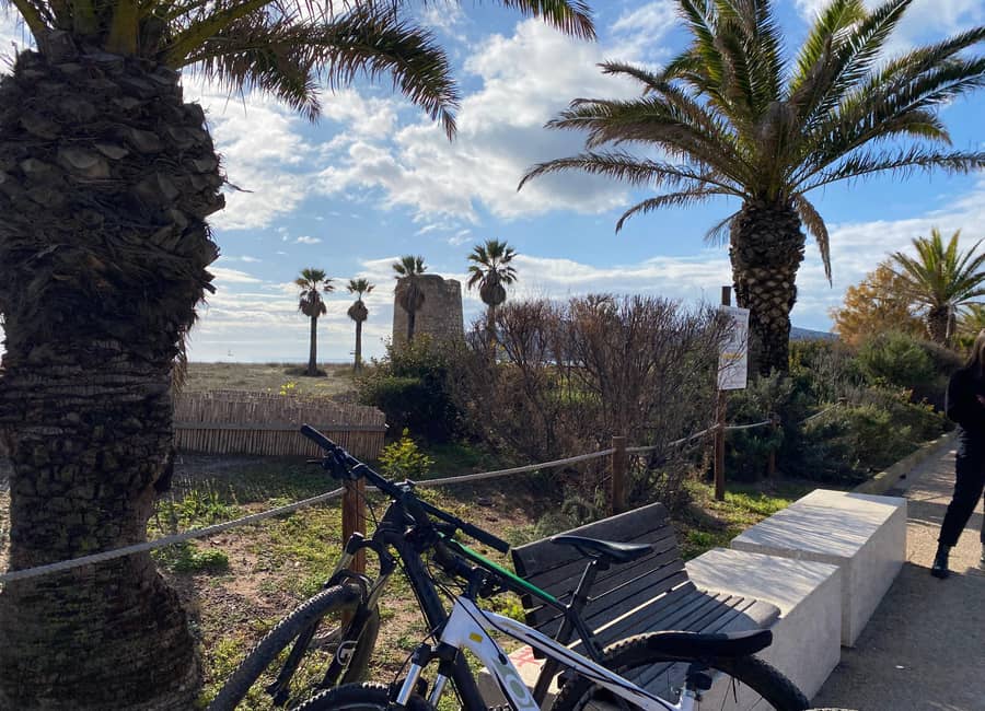 Bicicletta delivery sul lungomare del Poetto